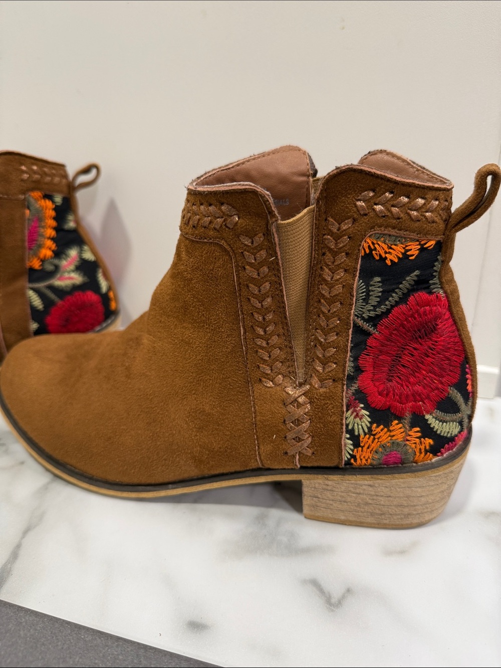 Tiara Los Angeles Topa embroidered ankle booties Women’s Size 9